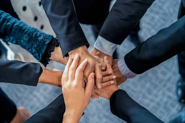 Viele glückliche Geschäftsleute schließen sich zusammen. — Stockfoto