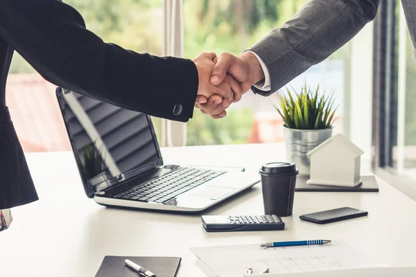 Empresário handshake empresária no escritório. — Fotografia de Stock