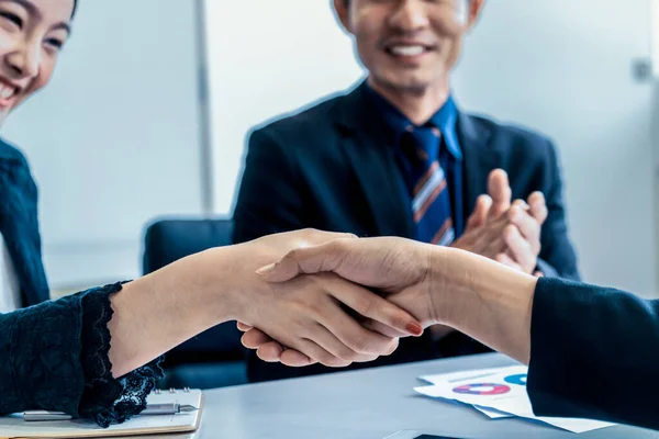 Empresários aperto de mão acordo no escritório. — Fotografia de Stock