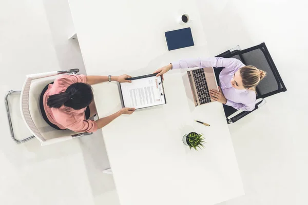 Twee jonge zakenvrouwen ontmoeten elkaar voor interview. — Stockfoto