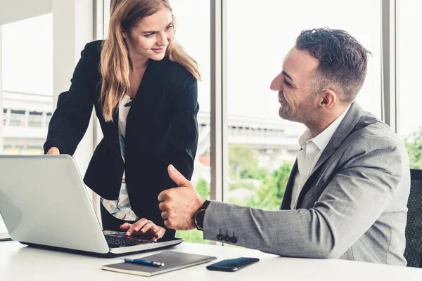 Empresário e empresária que trabalha no escritório. — Fotografia de Stock