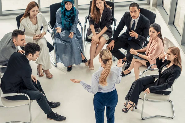 Podnikatelky a podnikatelé na skupinovém setkání. — Stock fotografie