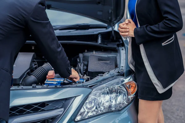 Uomo aiuto donna risolvere il problema auto. — Foto Stock