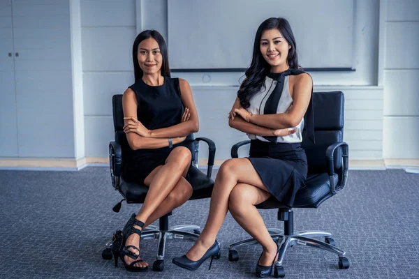Jóvenes empresarias asiáticas de pie en el cargo. —  Fotos de Stock