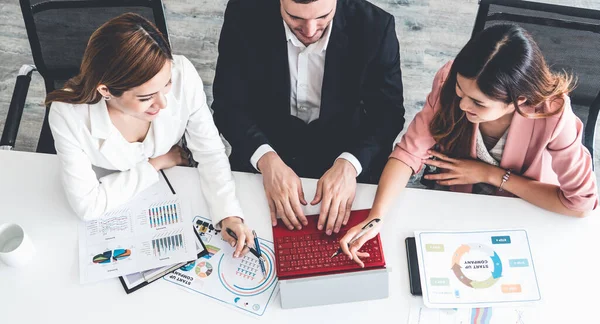 Empresário e empresárias que trabalham no escritório. — Fotografia de Stock