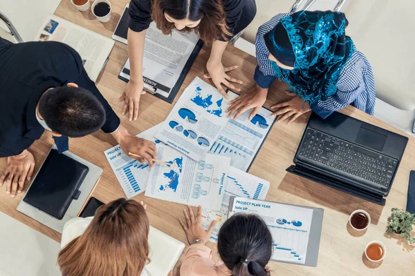 Gente de negocios en reunión de grupo en la oficina. — Foto de Stock