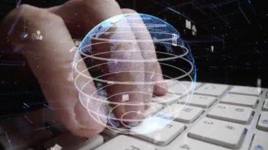 İnternet ağı modernizasyonu grafikli bilgisayar klavyesi üzerinde çalışan adam