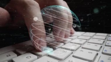 İş verilerinin analitik modernizasyonunun grafiği üzerinde çalışan adam