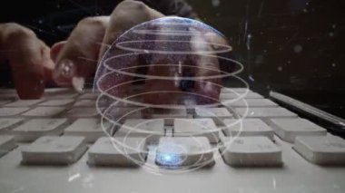 İnternet ağı modernizasyonu grafikli bilgisayar klavyesi üzerinde çalışan adam