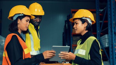 Depoda birlikte çalışan bir depo işçisi.