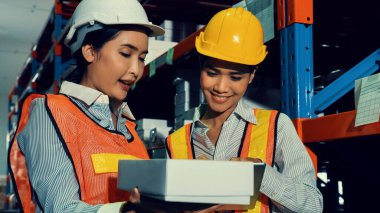 Depoda çalışan kadın bir depo işçisi.