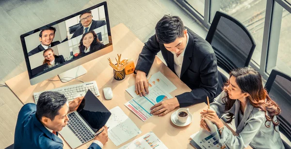 Grupo de videollamadas: reunión de empresarios en un lugar de trabajo virtual u oficina remota — Foto de Stock