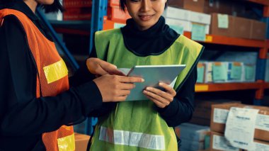 Depoda çalışan kadın bir depo işçisi.