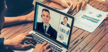 Sanal işyerinde ya da ücra bir ofiste grup iş adamları buluşması