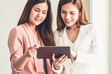 Ofiste tablet bilgisayar kullanan iş kadınları.