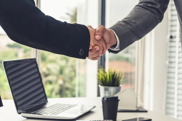 Empresário handshake empresária no escritório. — Fotografia de Stock