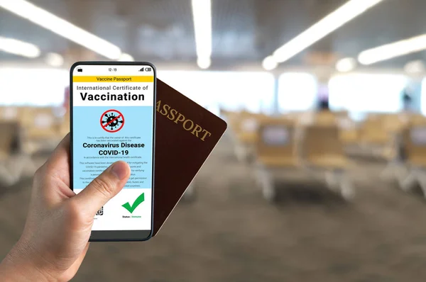 Traveler holds vaccine passport certificate to show COVID 19 vaccination status — Stock Photo, Image