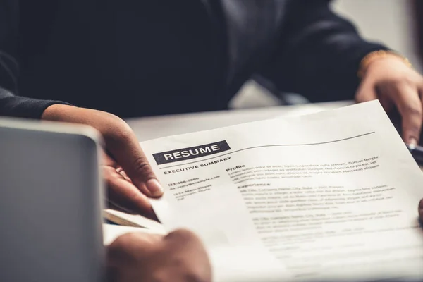 Candidate hands resume to the interviewer. — Stock Photo, Image