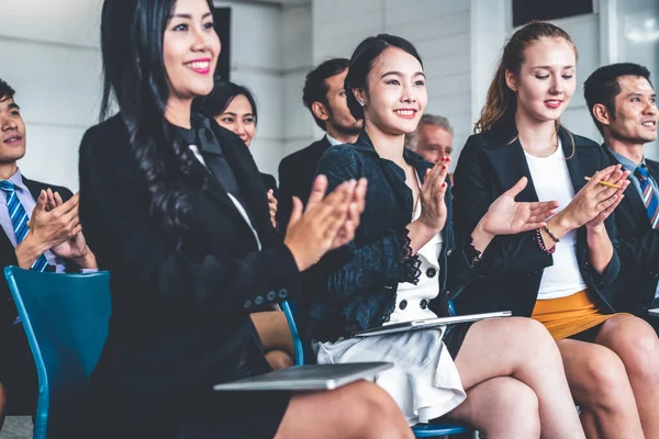 Zakenmensen en zakenvrouwen vieren succes. — Stockfoto