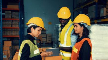 Depoda birlikte çalışan bir depo işçisi.