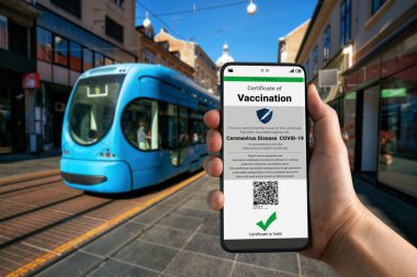 Gezgin COVID 19 aşı durumunu göstermek için aşı pasaport sertifikasına sahip.