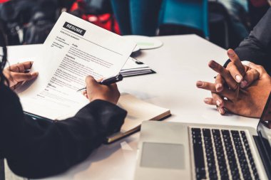 İnsan Kaynakları Müdürü CV özgeçmişini okudu