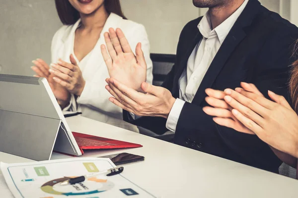 Empresarios y empresarias que trabajan en el cargo. — Foto de Stock