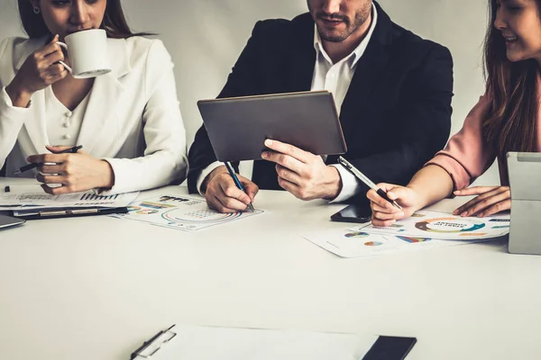 Empresarios y empresarias que trabajan en el cargo. — Foto de Stock