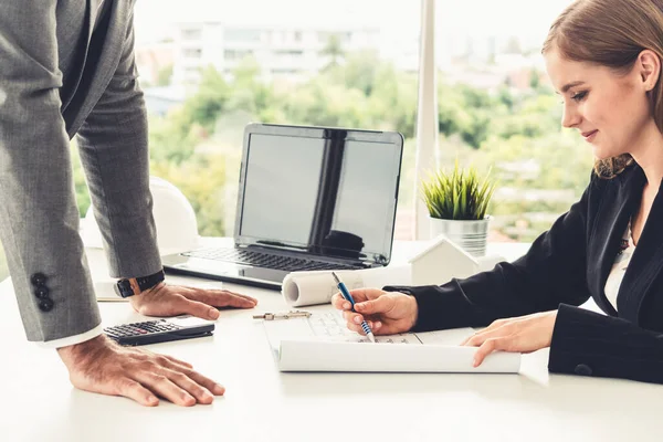 Arquitecto e ingeniero trabajando con dibujo. — Foto de Stock