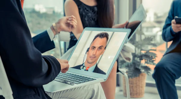 在虚拟工作场所或远程办公室开会的视频通话组商务人士 — 图库照片