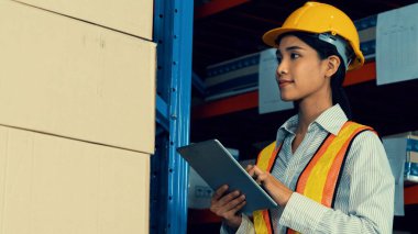 Depoda çalışan kadın bir depo işçisi.