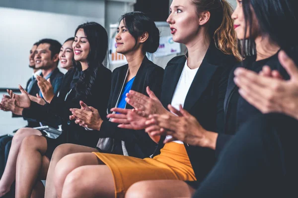 Zakenmensen en zakenvrouwen vieren succes. — Stockfoto