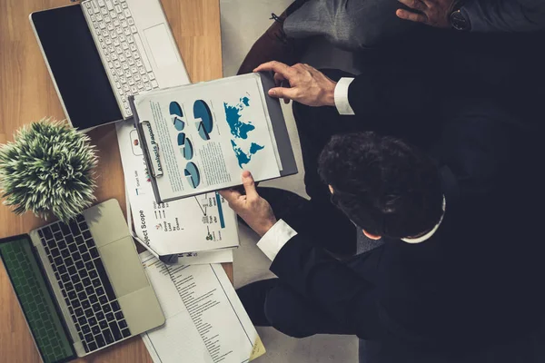 Empresarios están en reunión de negocios en la oficina. — Foto de Stock