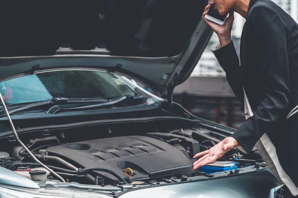 Donna il cui guasto auto chiamare per il servizio di riparazione. — Foto Stock