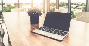 Ofis masasındaki dizüstü bilgisayar..