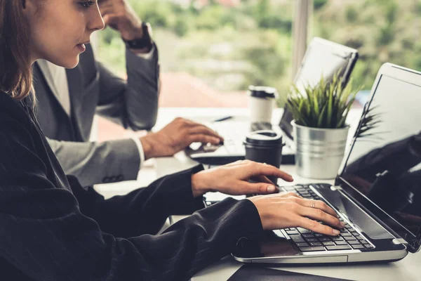 Empresário e empresária que trabalha no escritório. — Fotografia de Stock