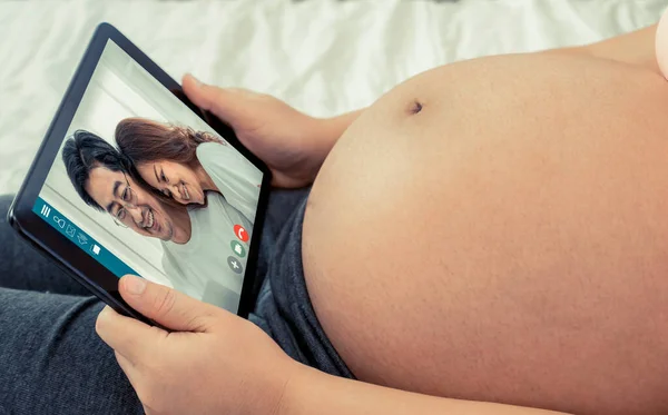 Familie und schwangere Frau Videotelefonie, während zu Hause bleiben sicher während covid-19 — Stockfoto