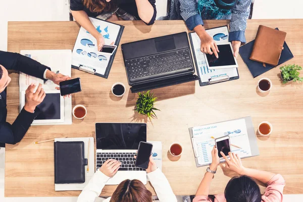 Gente de negocios en reunión de grupo en la oficina. — Foto de Stock