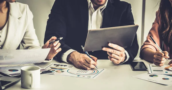 Empresário e empresárias que trabalham no escritório. — Fotografia de Stock