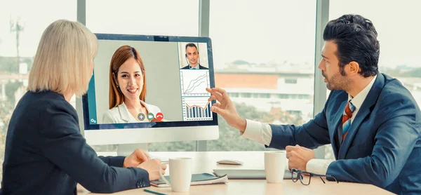 Réunion des gens d'affaires du groupe d'appels vidéo sur un lieu de travail virtuel ou un bureau à distance — Photo