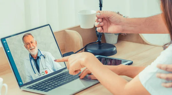 Läkare telemedicin tjänst online video för virtuell patient hälsa medicinsk chatt — Stockfoto