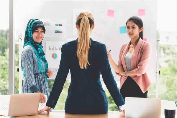 Grupo de trabalho multicultural na reunião de trabalho em equipa. — Fotografia de Stock