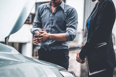 Erkek kadına yardım eder araba sorununu çözer.