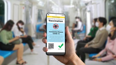 Gezgin COVID 19 aşı durumunu göstermek için aşı pasaport sertifikasına sahip.