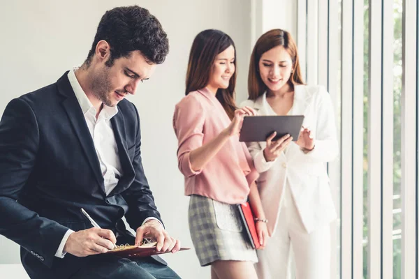 Empresario leyendo libro en oficina de negocios . — Foto de Stock