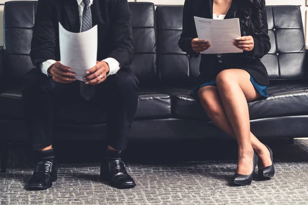 Arbeiterkandidat sitzt und wartet auf Vorstellungsgespräch. — Stockfoto