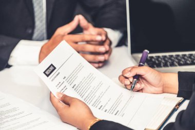 İnsan Kaynakları Müdürü CV özgeçmişini okudu