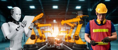 Mekanize endüstri robotu ve insan işçileri gelecekteki fabrikada birlikte çalışıyorlar.