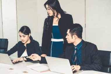 Grup toplantısındaki iş adamları ofiste çalışıyor..