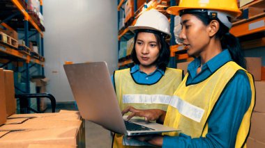 Depoda çalışan kadın bir depo işçisi.